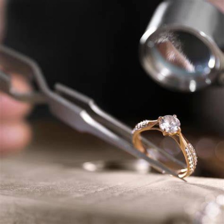 Master the Art: A Comprehensive Guide to Becoming a Jewelry Appraiser